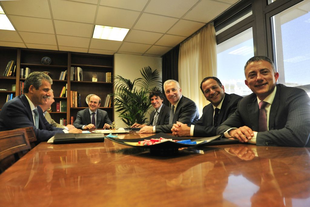 Συνάντηση Χατζηδάκη και εταιρειών κινητής