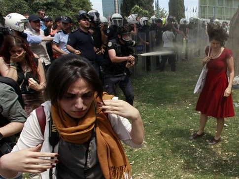 Η «γυναίκα με τα κόκκινα» σύμβολο των τούρκων διαδηλωτών