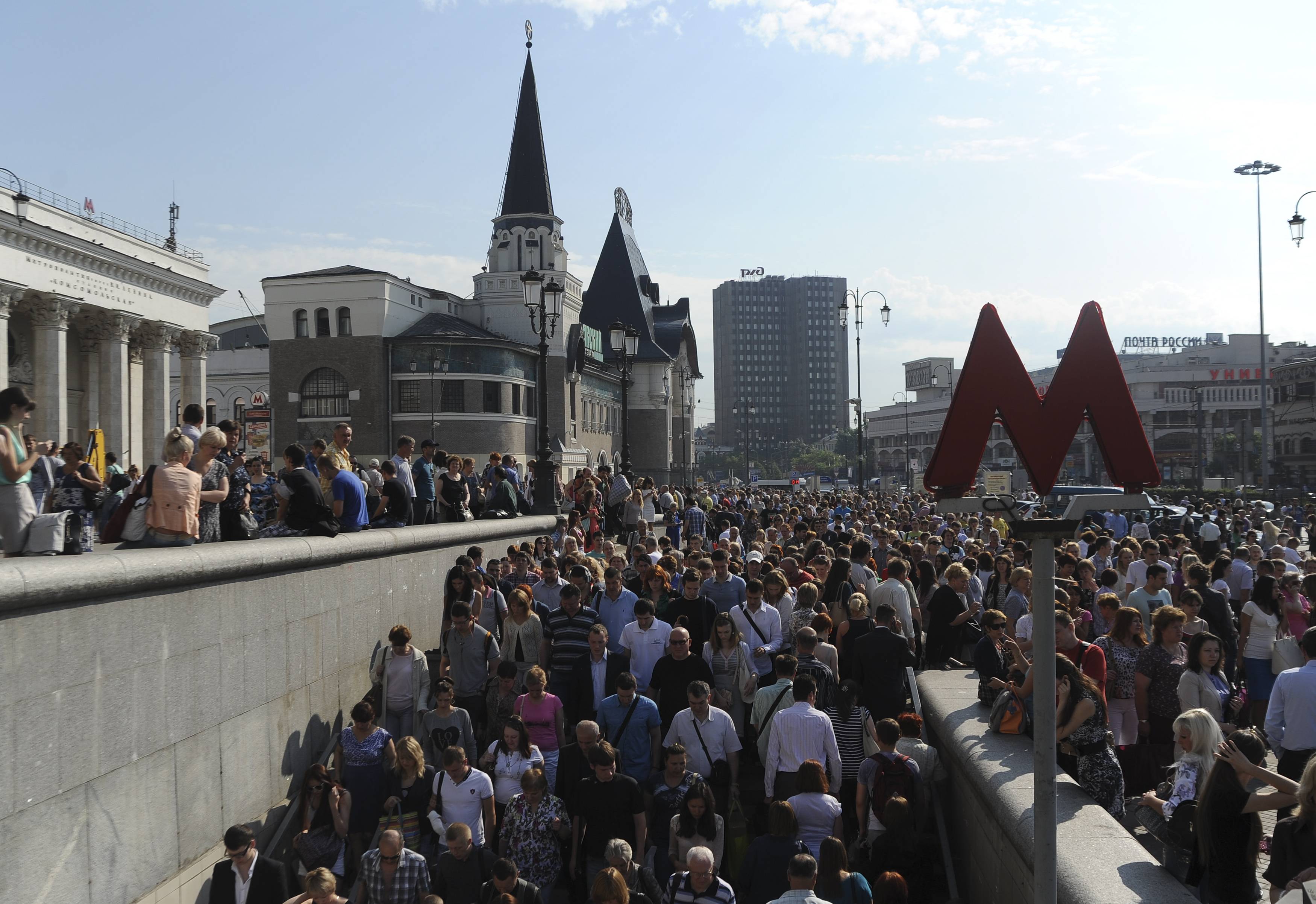 Москва млн чел. Москва час пик площадь трех вокзалов. Много людей на площади. Москва люди. Москва много людей.