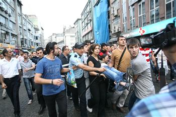 Φιλοκυβερνητικοί προπηλάκισαν διαδηλωτές στην πόλη καταγωγής του Ερντογάν | tovima.gr
