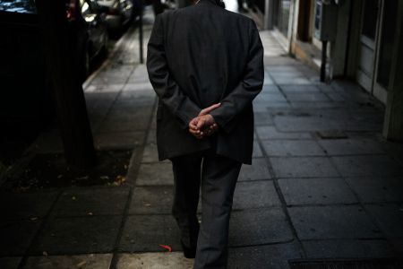 Δύο σενάρια από το υπουργείο Εργασίας για το «μαχαίρι» στο ΕΚΑΣ