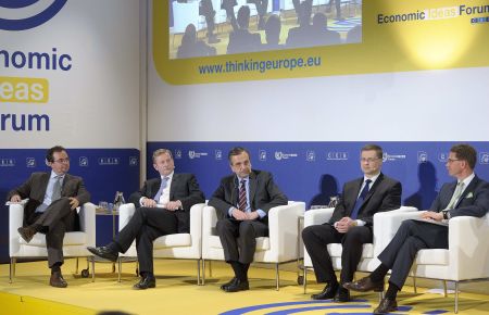 Πίτερ Σπίγκελ (FT) σε Αθήνα-Βρυξέλλες: «Μην αυτό-συγχαίρεστε»