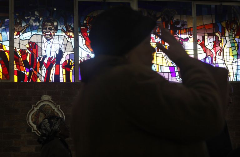 Ν. Αφρική: Στις εκκλησίες οι πολίτες προσεύχονται για τον Μαντέλα | tovima.gr
