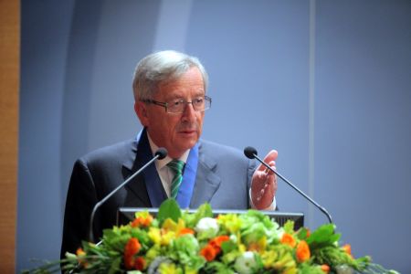 Γιούνκερ: «Η Ελλάδα πάει καλά, αλλά δεν πρέπει να βγει από το Μνημόνιο»