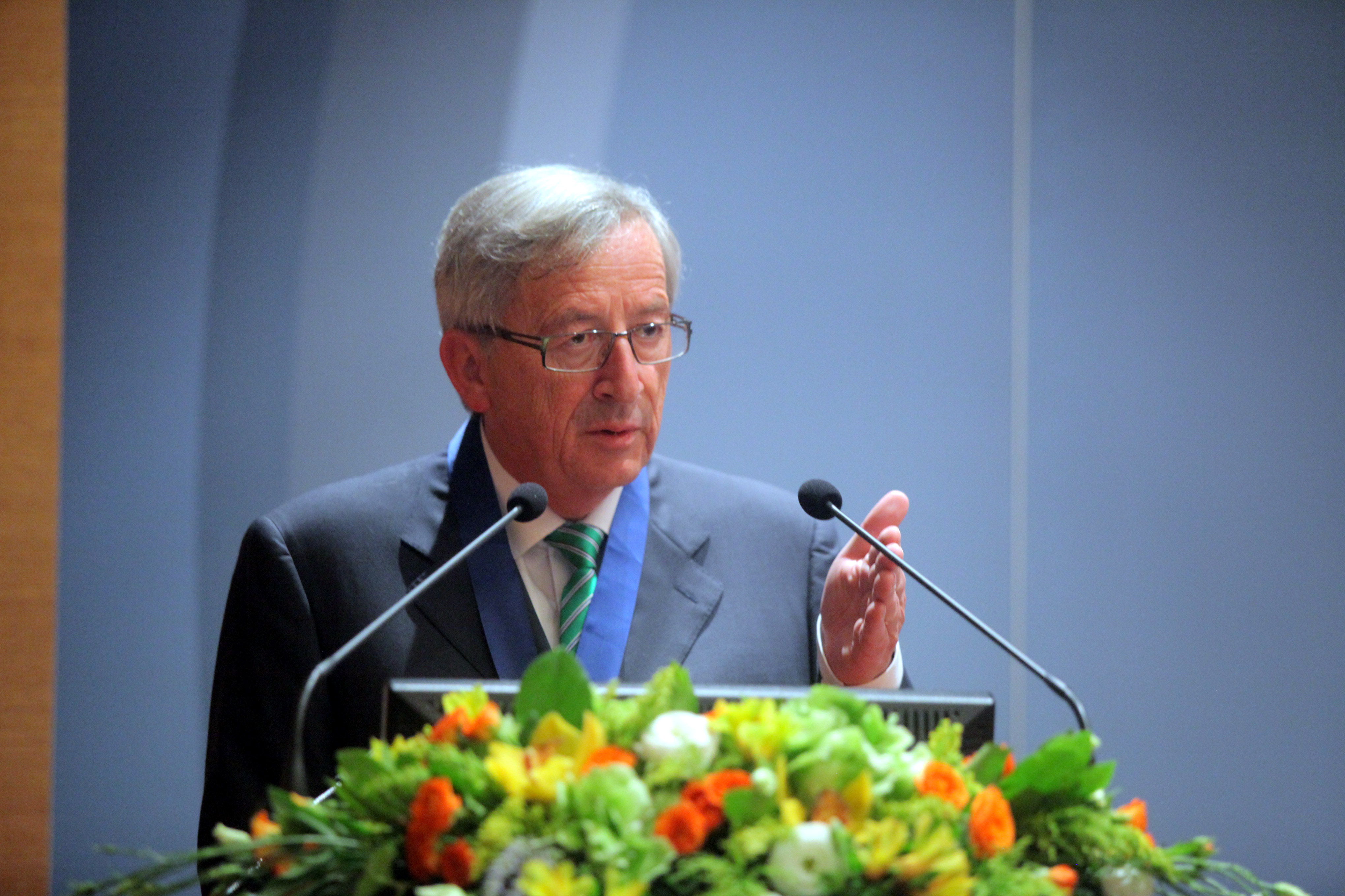 Γιούνκερ: «Η Ελλάδα πάει καλά, αλλά δεν πρέπει να βγει από το Μνημόνιο»