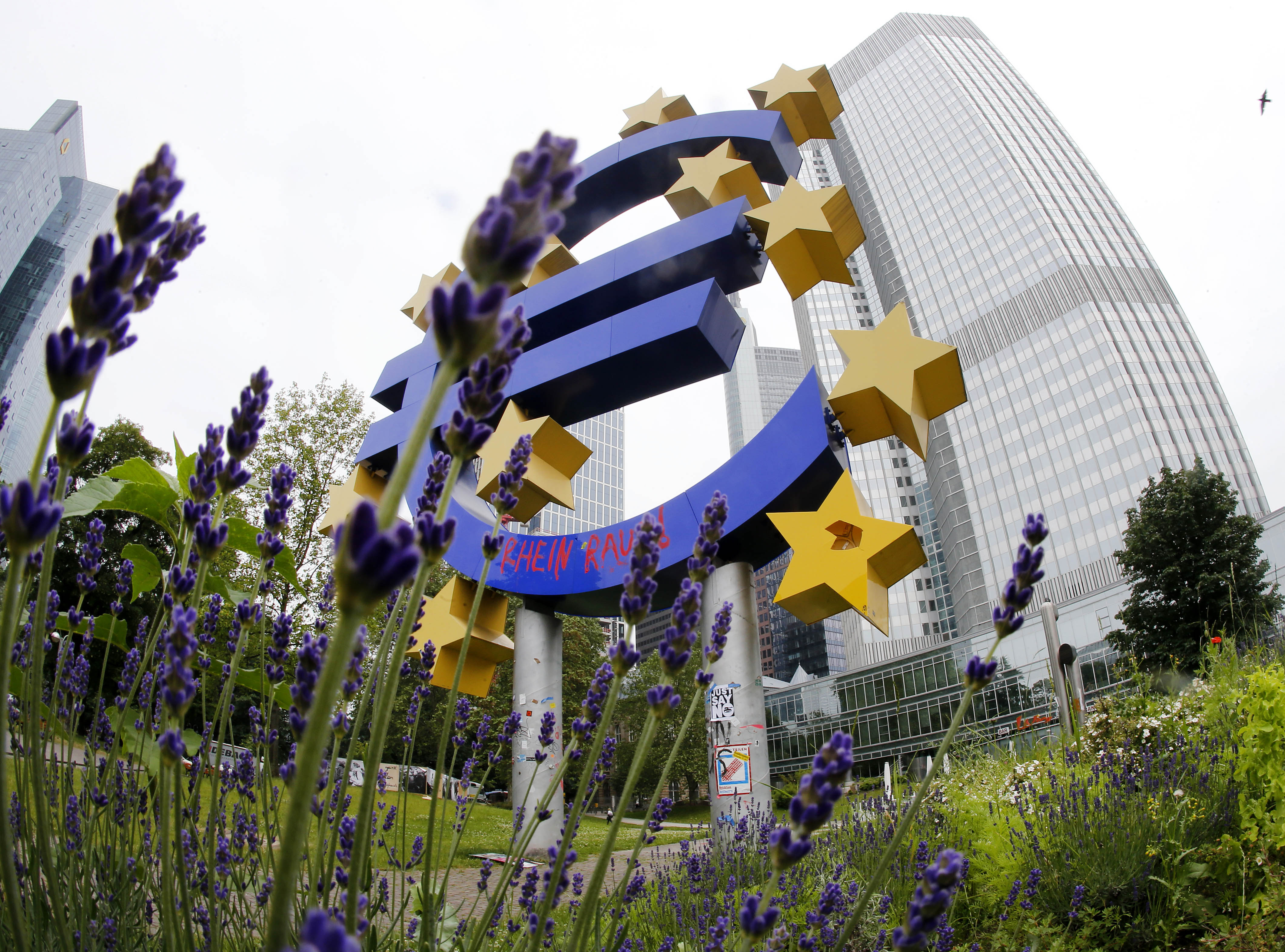 Deutsche Welle:Το φθηνό χρήμα μπορεί να αποδειχθεί «ακριβό»