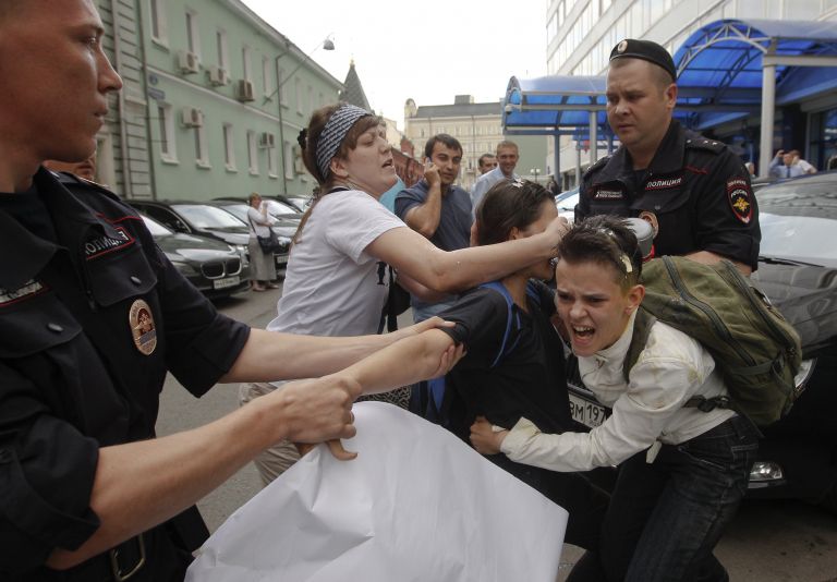 Ψηφίστηκε στη Ρωσία νόμος κατά της «ομοφυλοφιλικής προπαγάνδας» | tovima.gr