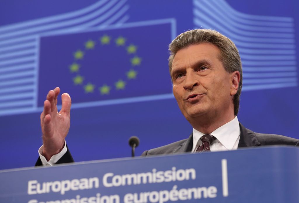 Ετινγκερ: Εφικτό να υπάρξει συμφωνία μέσα στις επόμενες 8 ημέρες