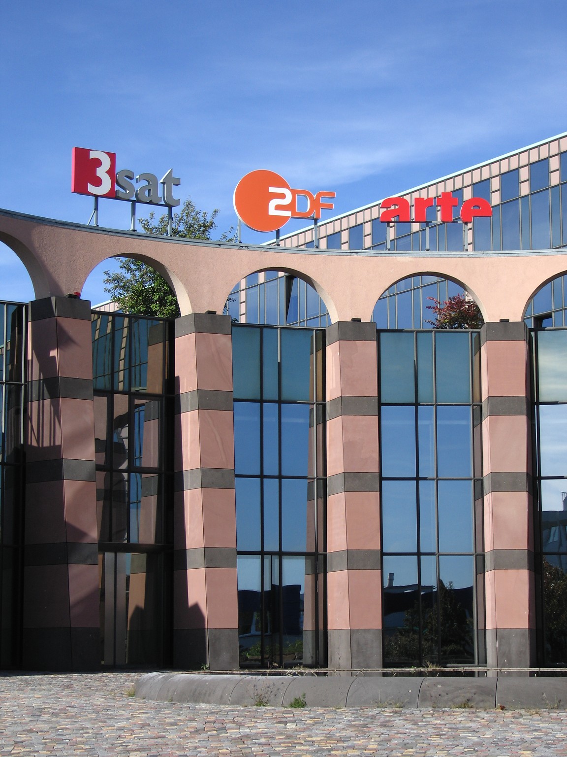 Spiegel: Τα γερμανικά ARD και ZDF καταρρίπτουν τον μύθο της «σπάταλης» ΕΡΤ