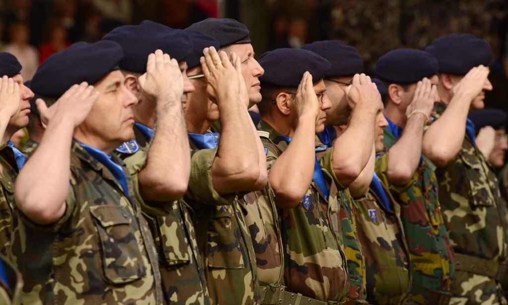 Ξαφνικό ενδιαφέρον της γαλλικής νεολαίας για το στρατό