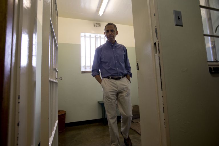 Ο Ομπάμα βρέθηκε στο κελί του Νέλσον Μαντέλα | tovima.gr