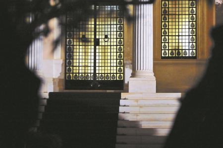 Ο «μεσάζοντας» και τα «τρίγωνα του κόκκινου Μαξίμου»