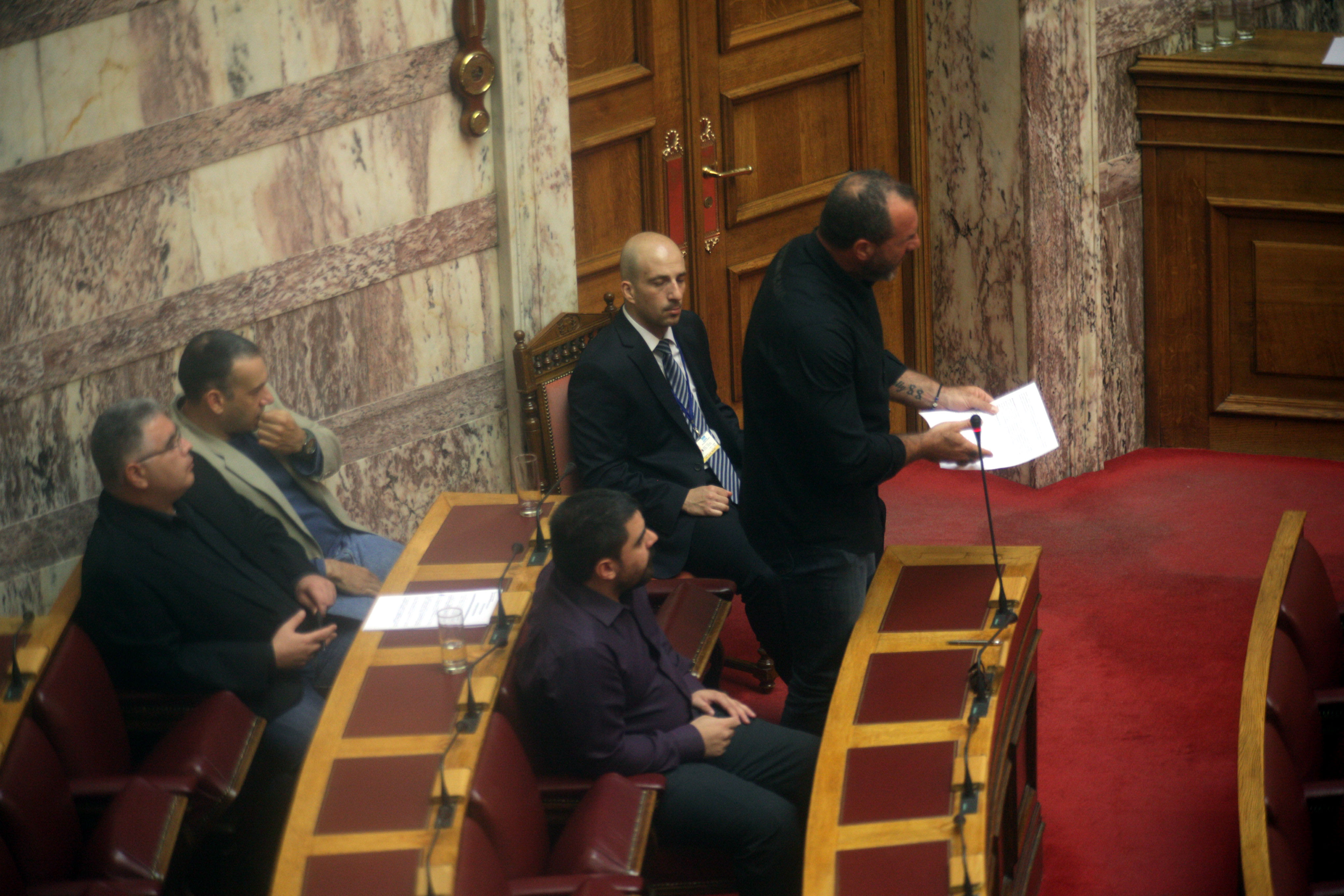 Βουλή: Απίστευτη επίθεση βουλευτών της Χρυσής Αυγής σε βουλευτές του ΣΥΡΙΖΑ