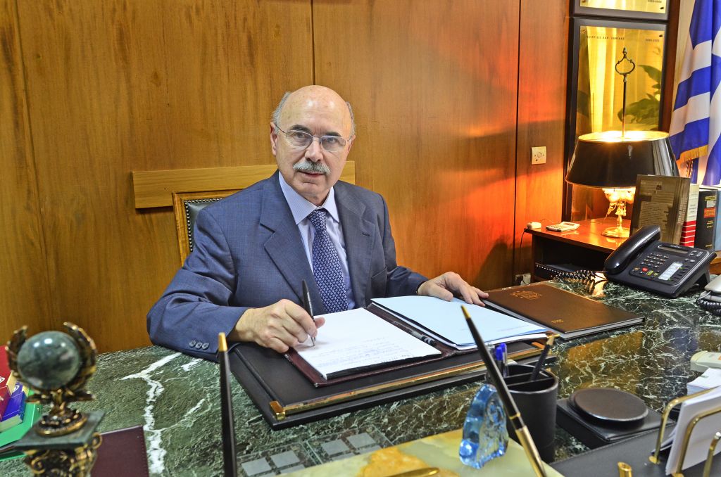 Τέντες: Η ανοχή του Έλληνα προς τη διαφθορά κινδυνεύει να γίνει γονιδιακή