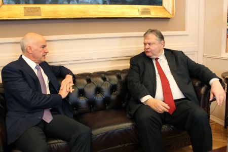 Στα άκρα η σύγκρουση Βενιζέλου-Παπανδρέου μετά το «όχι» του πρώην πρωθυπουργού στο άρθρο 2 του πολυνομοσχεδίου