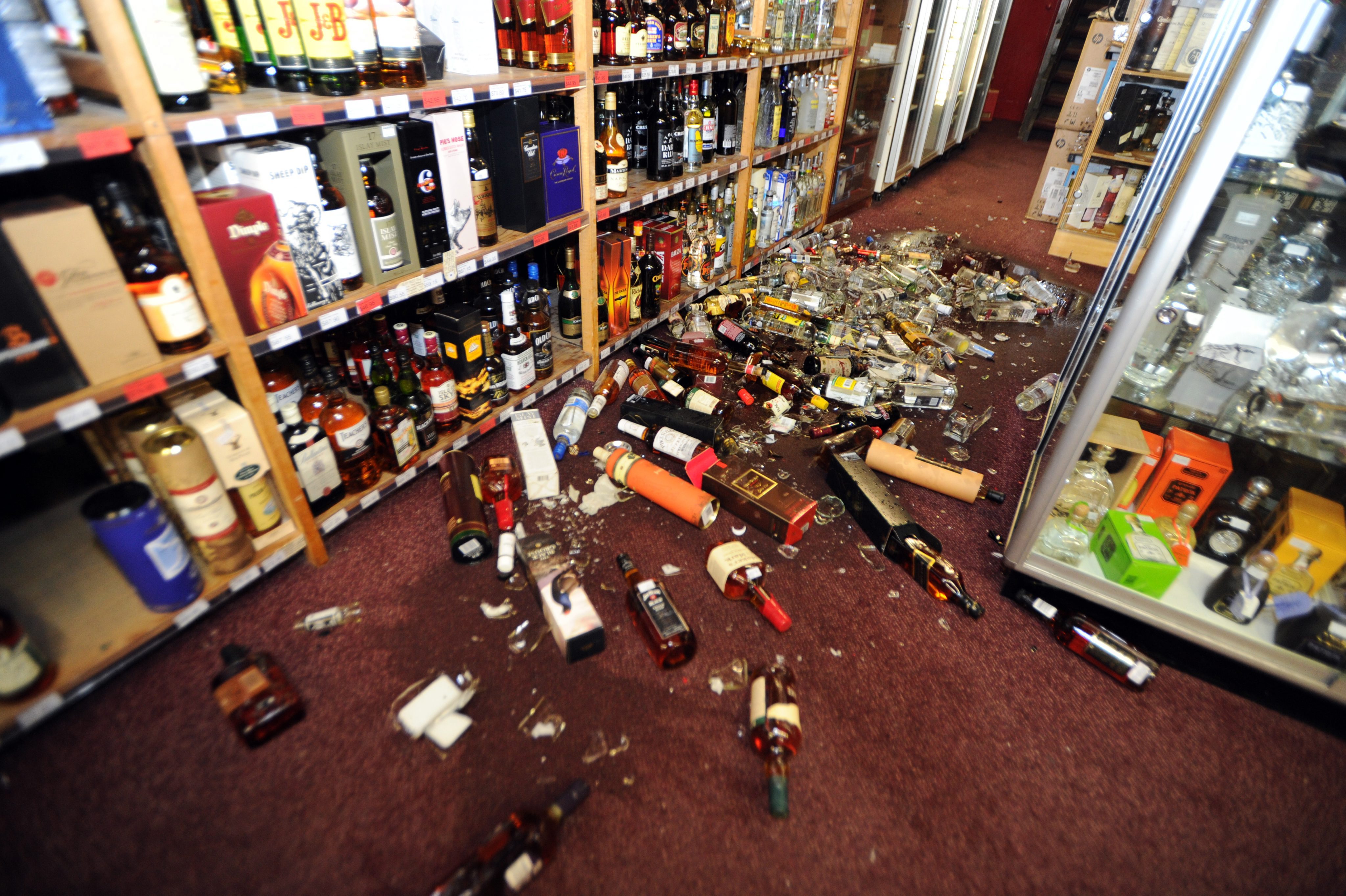 Broken on the floor. Разбитые бутылки в магазине. Разгромленный магазин. Разгром в магазине.