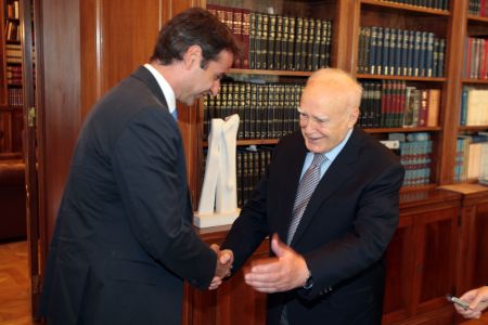 Συνάντηση Κυριάκου Μητσοτάκη με τον Κάρολο Παπούλια  την Πέμπτη