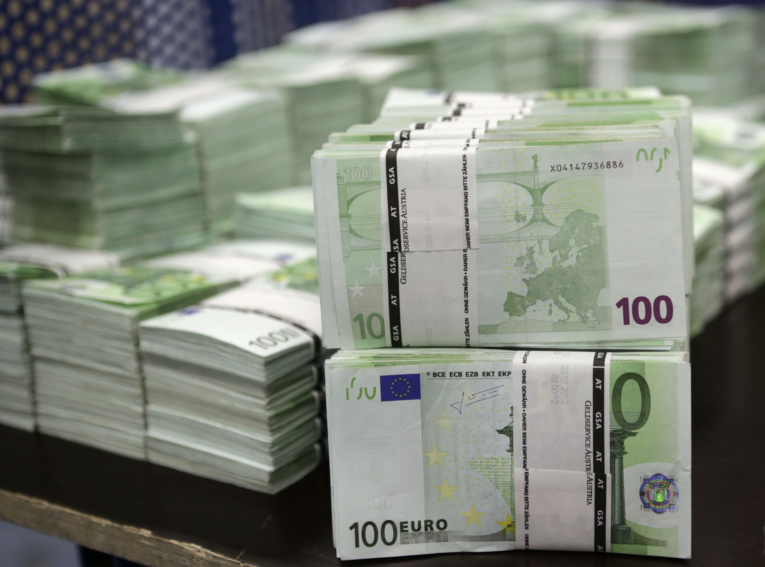 Тысяча евро в долларах. Деньги евро. 100 Евро пачка. Пачки денег евро. Евро фото.