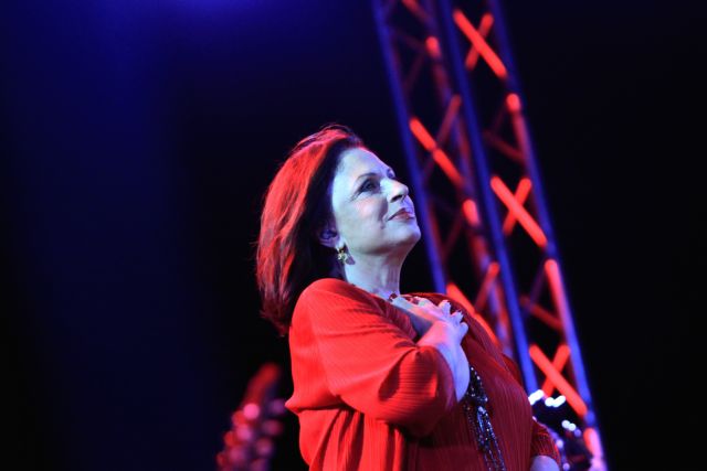 Haris Alexiou to perform at benefit for the 595 protesting cleaners