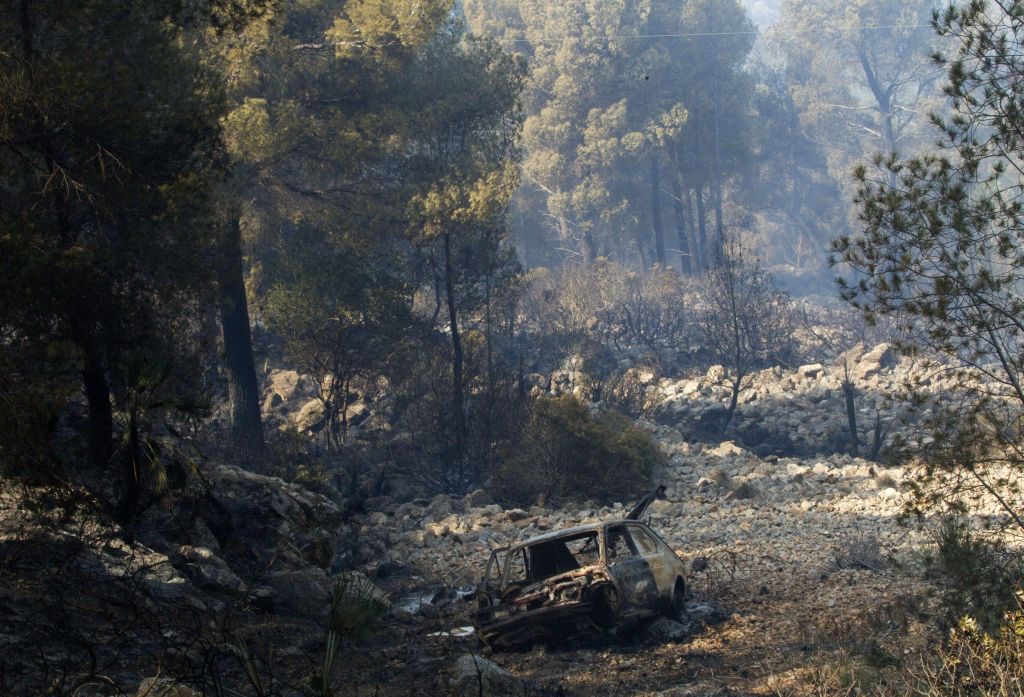 Δασική πυρκαγιά στο Γαλατάκι Κορινθίας, ένα σπίτι στις φλόγες