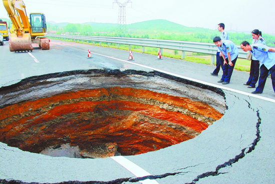 Γιγαντιαίες τρύπες στο έδαφος απειλούν κατοικημένες περιοχές στην Κίνα | tovima.gr