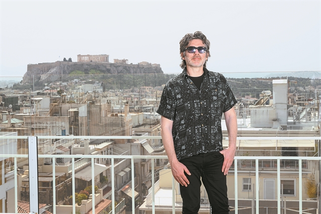 «Είναι ομορφιά να μη βρίσκεις λέξεις»