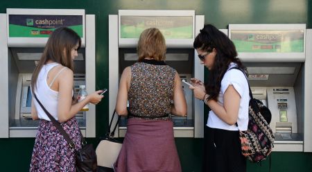 Aνακτούν την εμπιστοσύνη τους στον τραπεζικό τομέα οι καταναλωτές