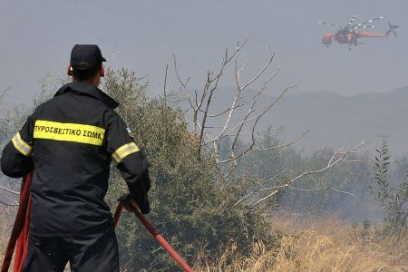 Δύο πυροσβέστες τραυματίες από έκρηξη αυτοκινήτου στη Θεσσαλονίκη