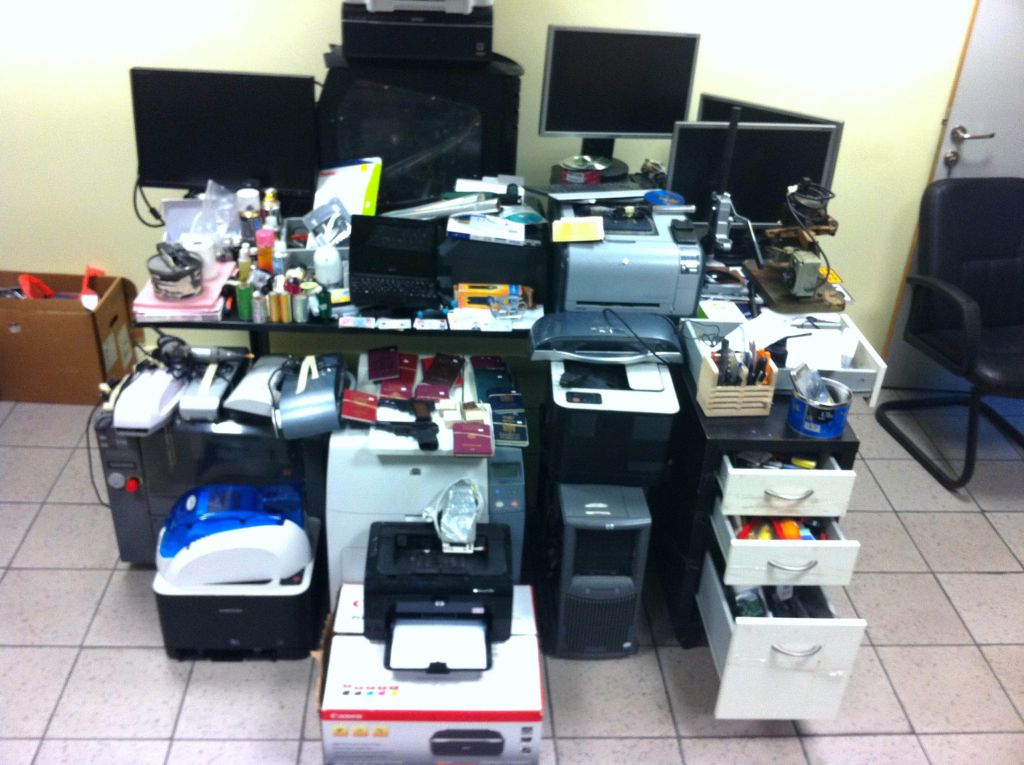 ΕΛΑΣ : Εξάρθρωσε 20μελές κύκλωμα παραγωγής πλαστών διαβατηρίων