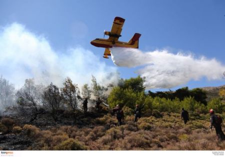 Φωτιά από φωτοβολίδες σε παραλία της Αίγινας