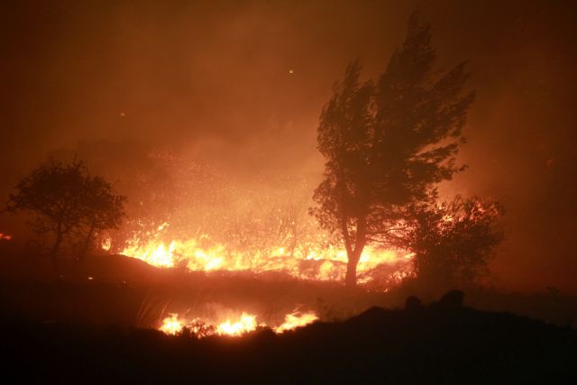 Fires at Varybobi and Thrakomakedones under control – 10 houses destroyed