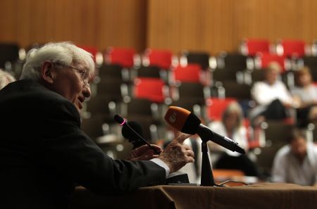 Γ. Χάμπερμας: Λάθος οι χειρισμοί Μέρκελ απέναντι στην Ελλάδα