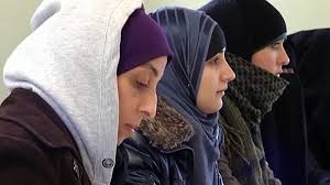 Γαλλία: Πρόταση να απαγορευτεί και στα πανεπιστήμια η ισλαμική μαντίλα