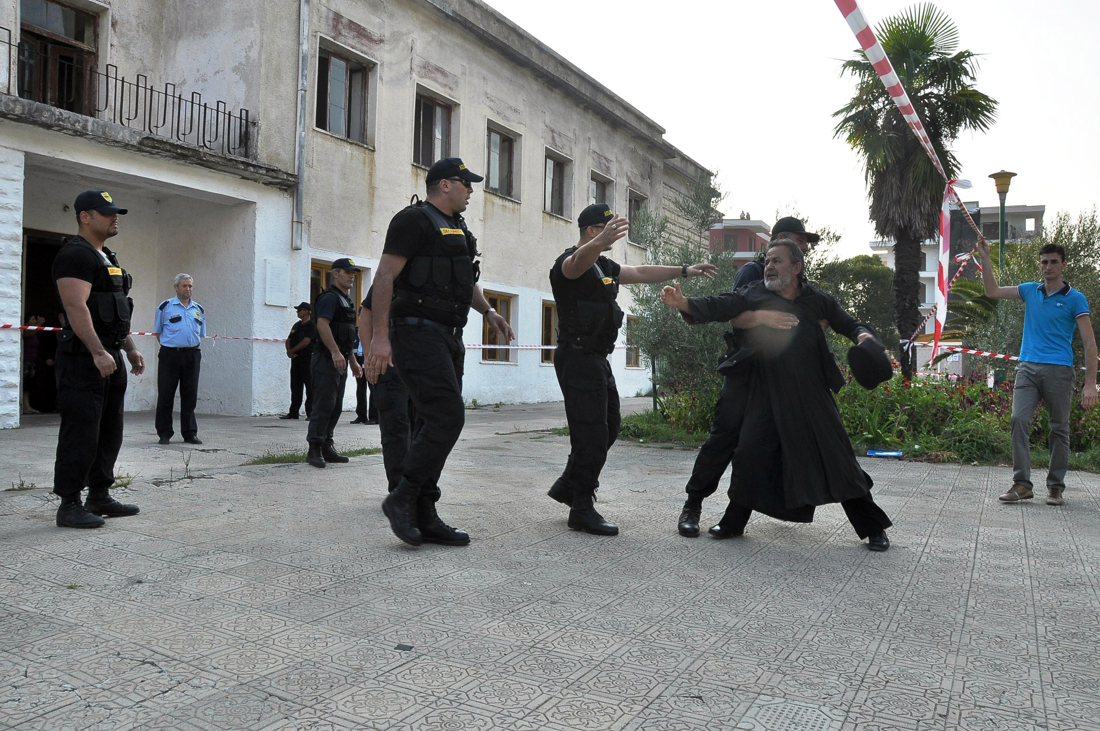 Αλβανία: Βία κατά ιερέων και προσκυνητών στην Πρεμετή