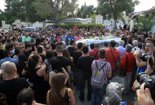 «Ο 19χρονος δεν είχε σημάδια από δυνατά χτυπήματα ούτε ίχνη στα πόδια από παγίδευση στην πόρτα»