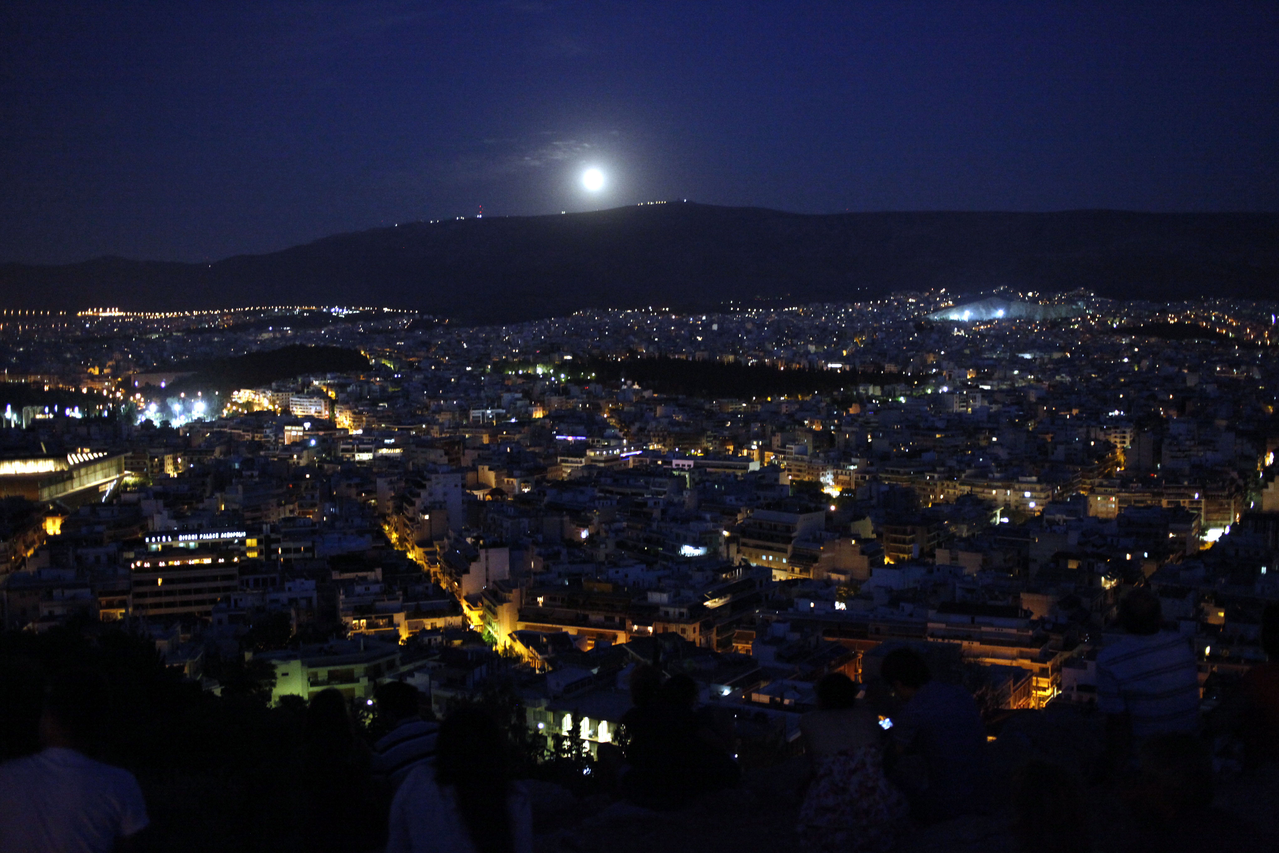 Αυγουστιάτικη Πανσέληνος με ποίηση του Ελύτη σε Δελφούς και νησιά του Αιγαίου