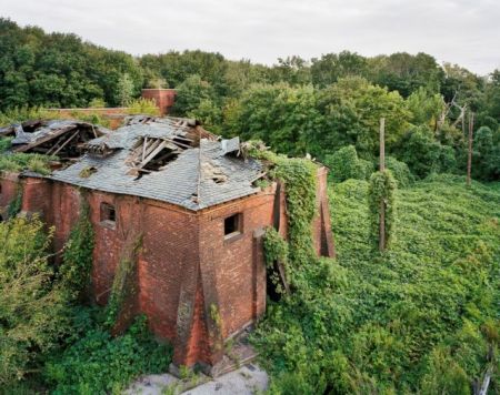 Η φύση «καταπίνει» εγκαταλελειμμένο νησί – σανατόριο έξω απ’ τη Νέα Υόρκη