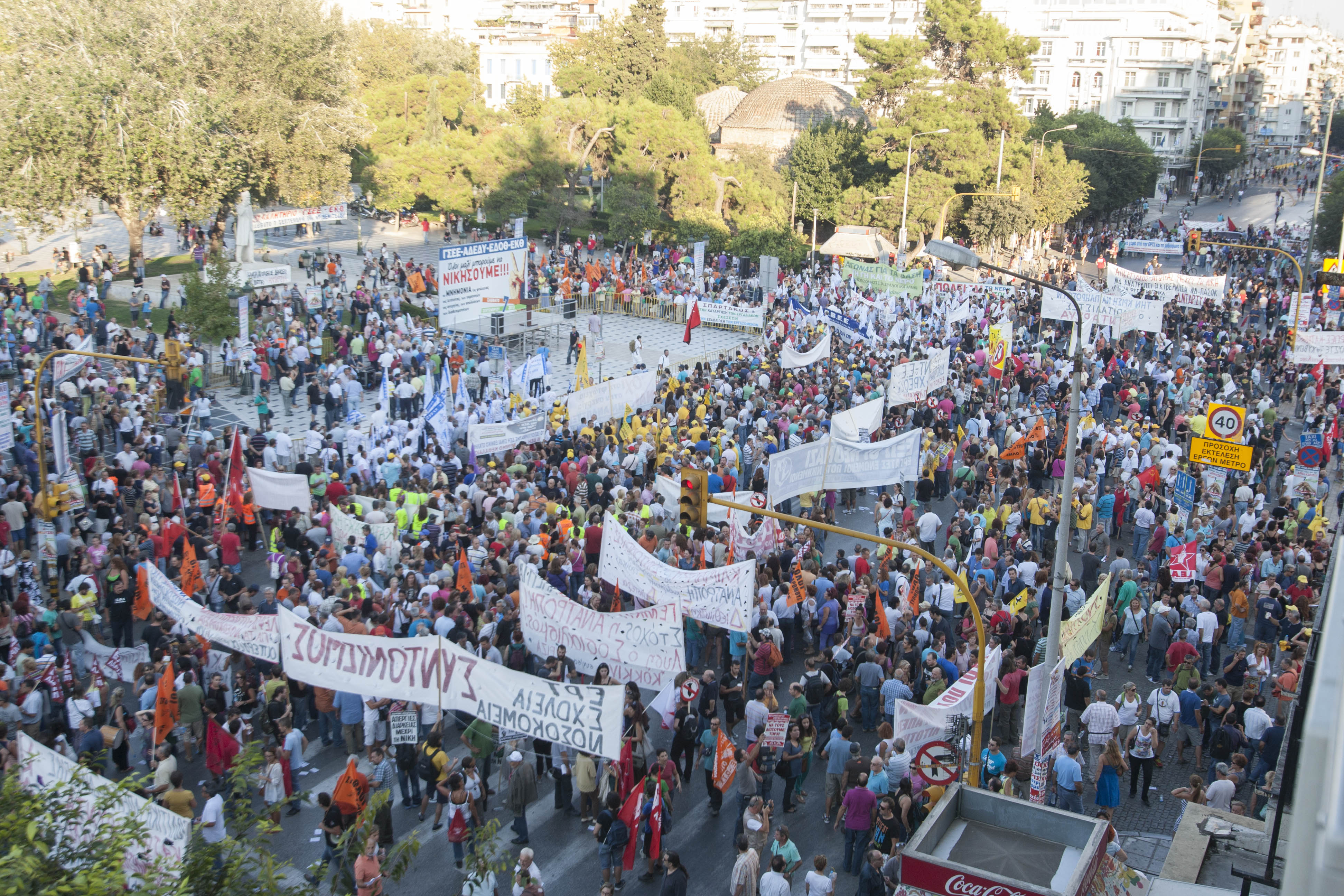 Ένταση και προσαγωγές στις συγκεντρώσεις στη Θεσσαλονίκη