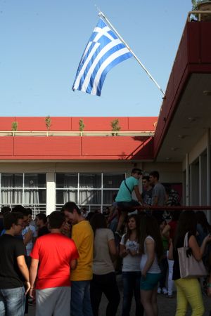 Το υπ. Παιδείας ανακοίνωσε ότι αναστέλλει την αξιολόγηση των εκπαιδευτικών