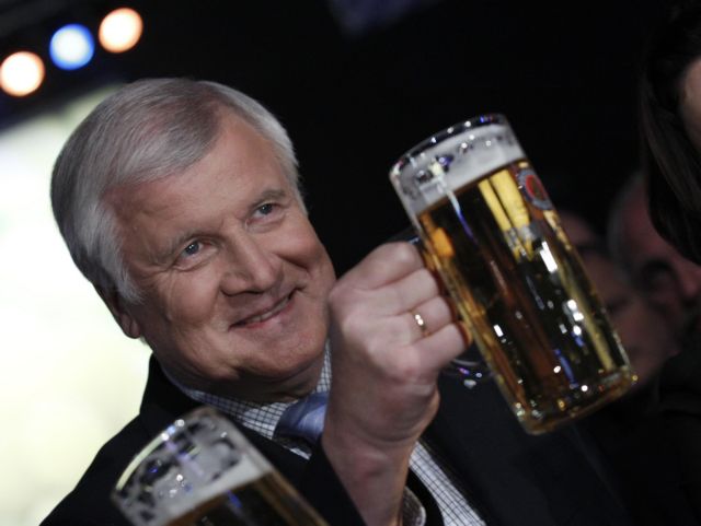 Ο Βαυαρός «πολιτικός της μπύρας» μπορεί να βοηθήσει τη Μέρκελ