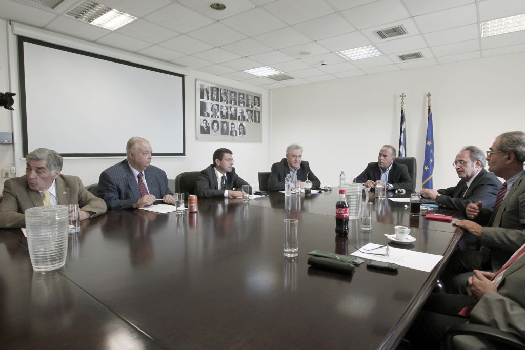 Συνάντηση πρυτάνεων – προέδρων συμβουλίων ΑΕΙ στο υπ. Παιδείας