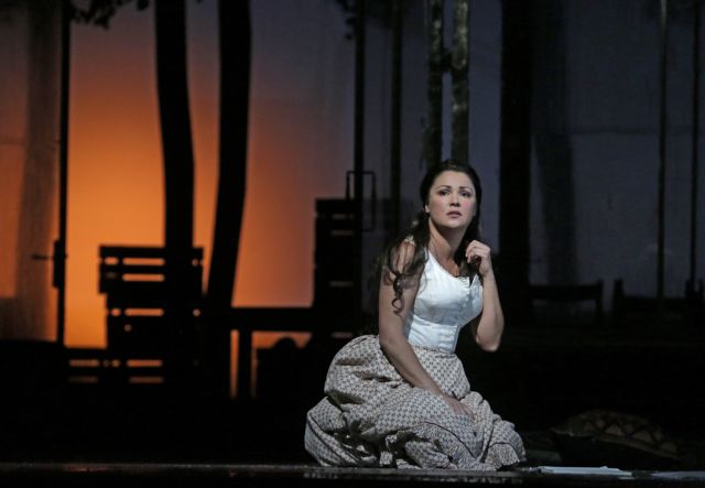 Χλόη Ομπολένσκι: Η Ελλάδα σήμερα έχει γονατίσει