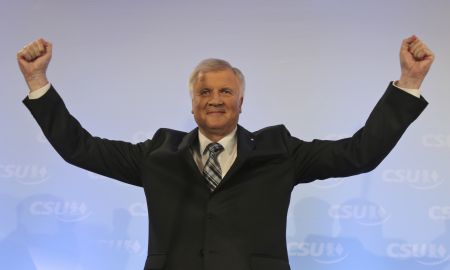 Παραίτηση Ζεεχόφερ ζητά η γερμανική Αντιπολίτευση μετά τον απαγχονισμό πρόσφυγα