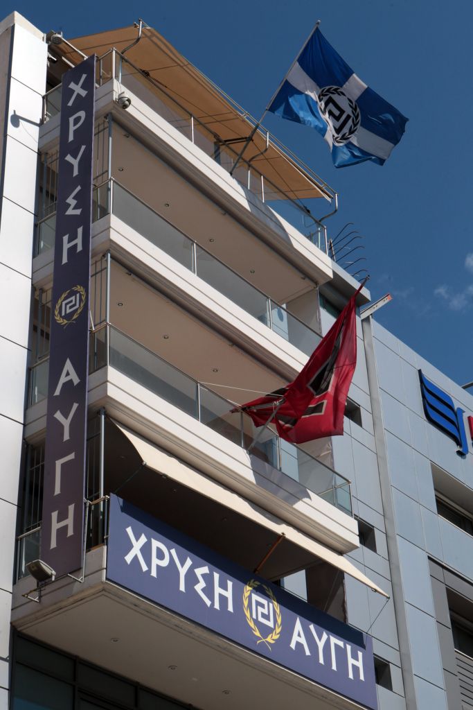 Επίθεση κουκουλοφόρων στα γραφεία της Χρυσής Αυγής στη Μεσογείων