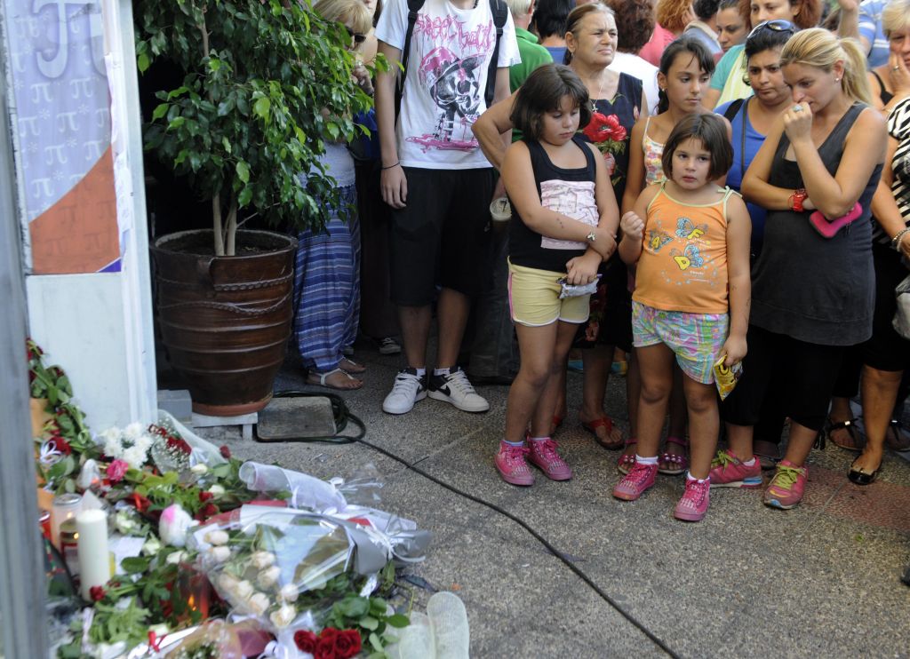 Πλήθος κόσμου στην κηδεία του Παύλου Φύσσα