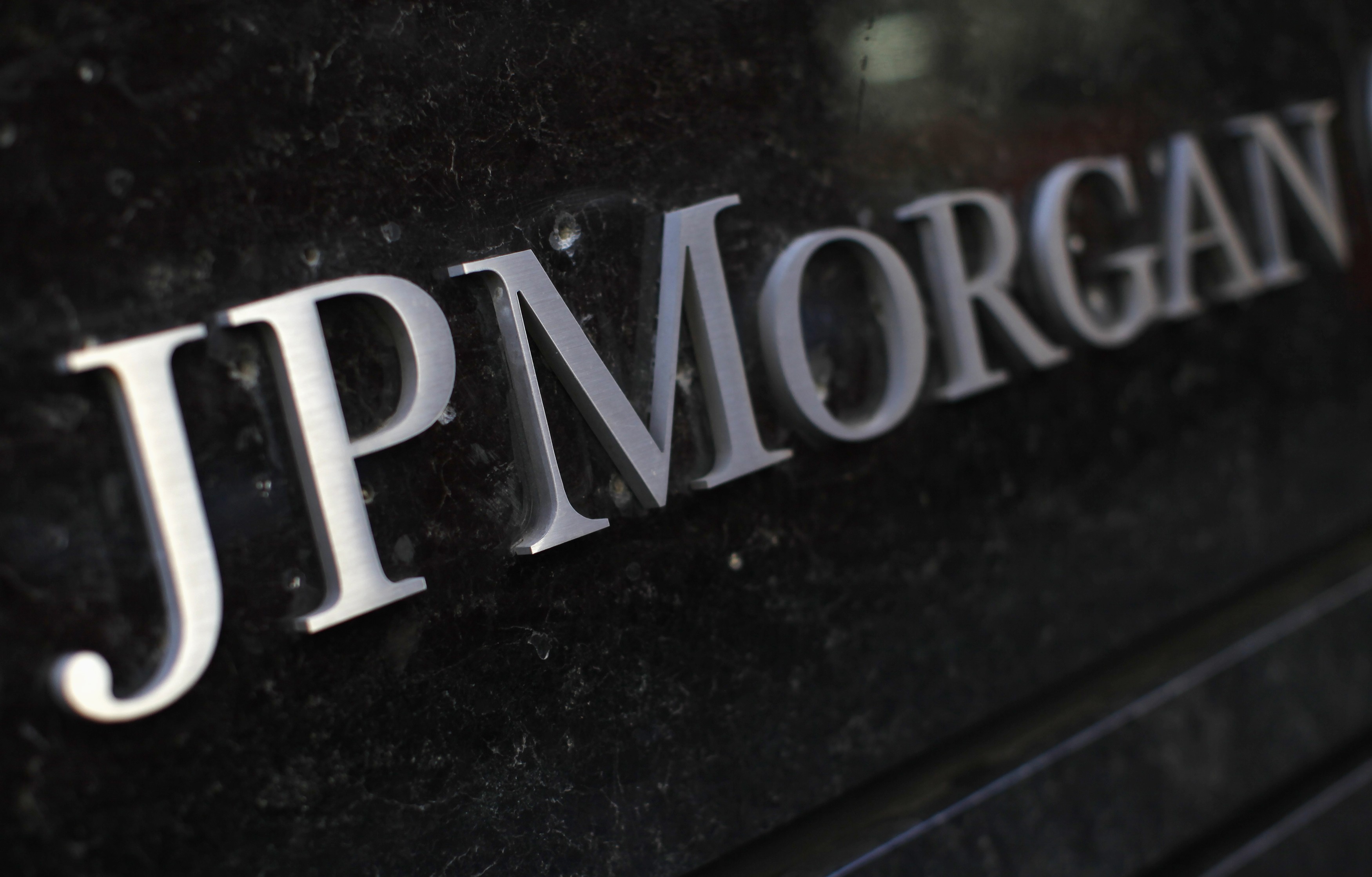 JP Morgan: Η Ελλάδα θα μεταπηδά από κρίση σε κρίση