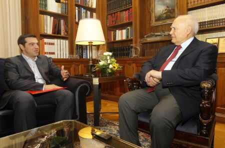 Σύγκληση Συμβουλίου Αρχηγών,άμεσες εκλογές και συναίνεση για τον νέο Πρόεδρο ζήτησε ο Αλ. Τσίπρας από τον Κ. Παπούλια