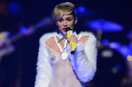 Σκανδαλίζει και πάλι η 22χρονη Σάιρους: To οργιώδες πάρτι γενεθλίων της