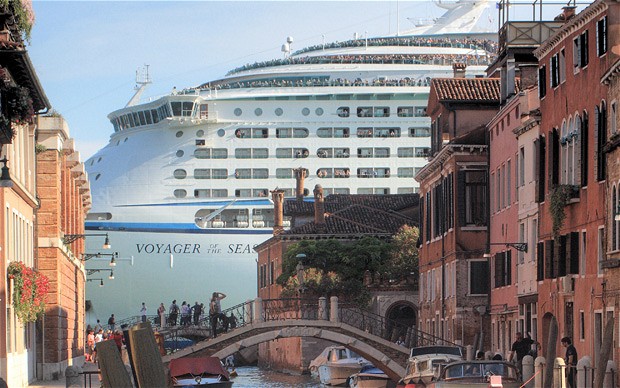 Τα κρουαζιερόπλοια απειλούν με εξαφάνιση την Βενετία