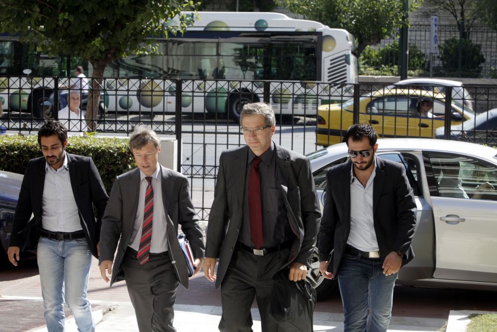 Στουρνάρας – τρόικα: Σε εκρεμότητα τα θέματα των Ταμείων και του φόρου ακινήτων